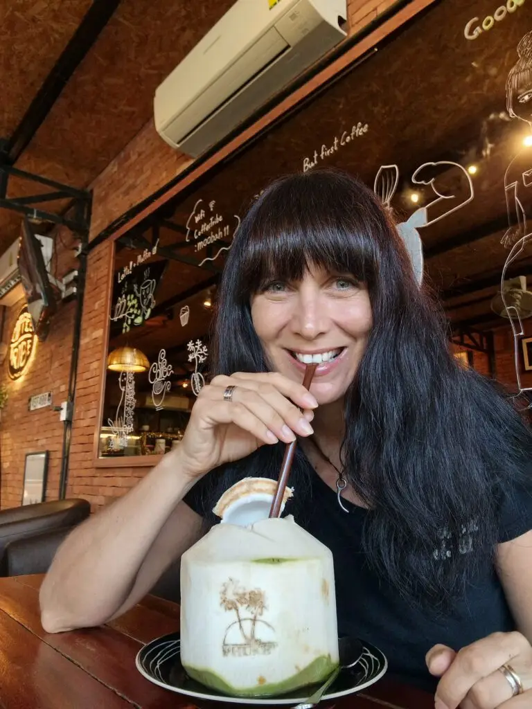 Stef in Phuket mit Kokosnuss