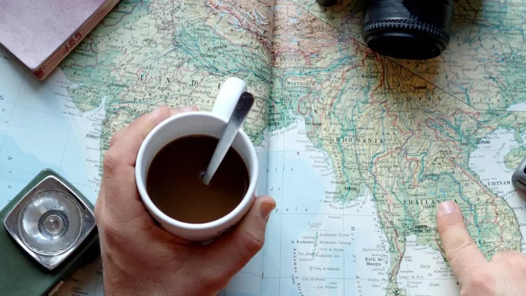 Karte von Thailand mit Hand und Kaffee